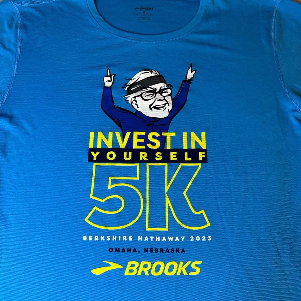 Brooks Berkshire Hathaway 2023 Invest In Yourself 5K Graphic Running Tee M